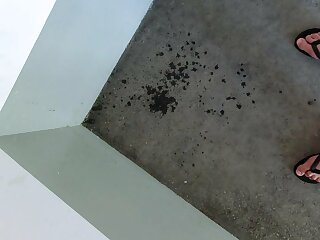 Piss in a abandoned garage in ...