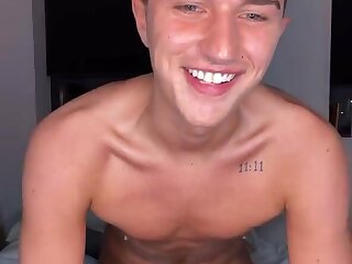 Twink with beautiful eyes cums hands free