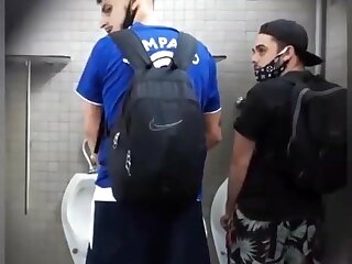 Diversão no banheiro público