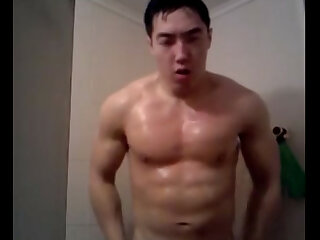 KOREAN HUNK JERK OFF ON CAM