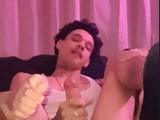 Light-skin dude shows that link little ass with his toes curling