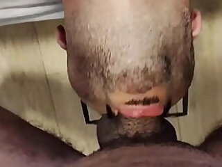 Negão pauzudo metendo fundo na garganta e depois no rabo do tiozão da escola .