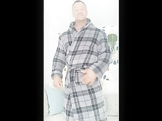 Muscle Daddy takes off his bathrobe