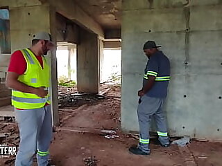 Funcion&aacute;rio da contru&ccedil;&atilde;o s&oacute; trabalha depois de receber leitadas dos pe&atilde;o suados