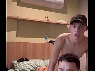 AMIGO DA FACULDADE VEIO FAZER UM TRABALHO&period; TES&Atilde;O SUBIU E COMI O CUZINHO LISINHO E APERTADO DELE&period;