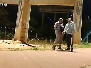 Motoqueiro v&ecirc; Trabalhador mijando volta e oferece uma mamada