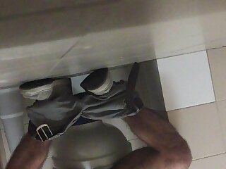 Studente universitario si sega nel cesso parte 3