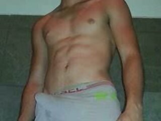 Óscar Villalobos mae de Costa Rica bien templado con la pinga parada dentro del bóxer