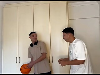 FIZ UMA BRINCADEIRA E ELE PERDEU TEVE QUE PAGAR COM O CU