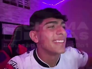 Punheteiro safado goza pro fake