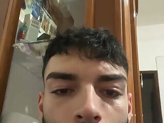 Ragazzo italiano mostra il cazzo