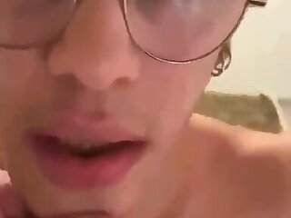 Twink bel fisico si spoglia