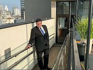 YURI GA&Uacute;CHO - FODENDO O PUTO DO APLICATIVO DE PEGA&Ccedil;&Atilde;O - SEXO GAY NA ESCADA DE INC&Ecirc;NDIO - URSO DOTADO FODENDO NERD JOGADOR DE LOL