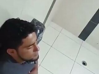 Guy jerks off while playing with his nipples