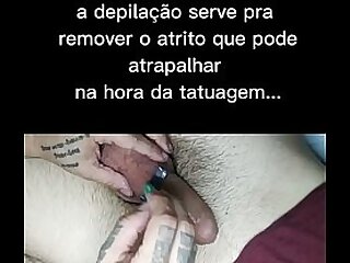 Tatuagem na base do pau do novinho terminou com a m&atilde;o dele no meu volume