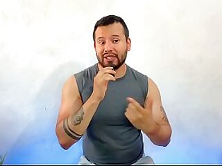 Mecanico Venezolano de motos dotado deja que su vecino le orde&ntilde;e la verga a cambio de favores&excl; Relato sexual