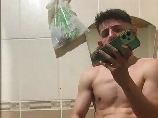 Türk adam banyoda mastürbasyon yapıyor