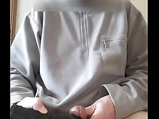 je me caresse le frein de la bite avec mon gode vibro&comma; belle &eacute;jaculation&comma;