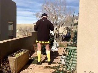 Grandpa flashes in his yard - ThisVid.com
