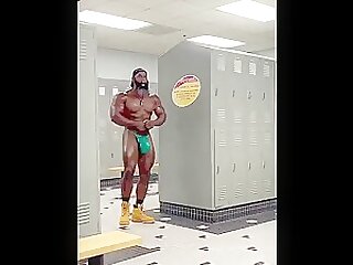 BLACK MUSCLE IN LOCKER