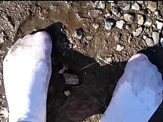 Wei&szlig;e Socken in der Pf&uuml;tze